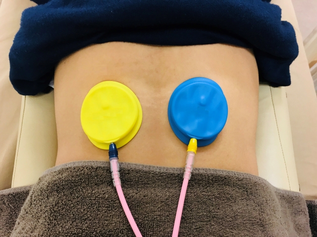 腰に低周波電気をあてる