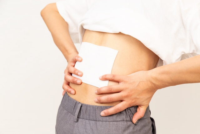 腰に湿布を貼る