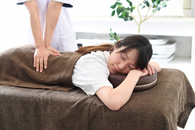 強くマッサージをする